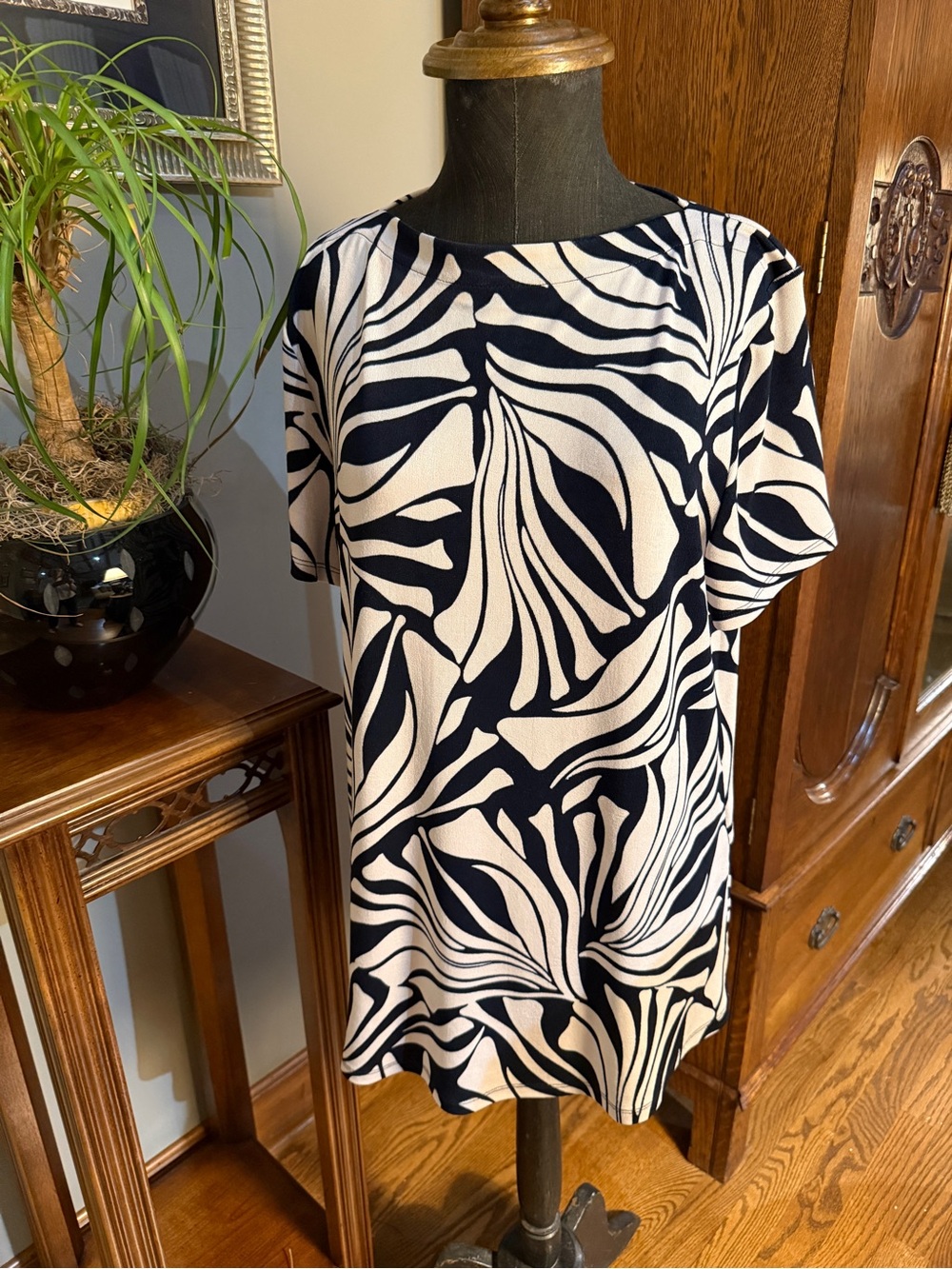 Chico's Navy and White Abstract Floral Short Sleeve Top